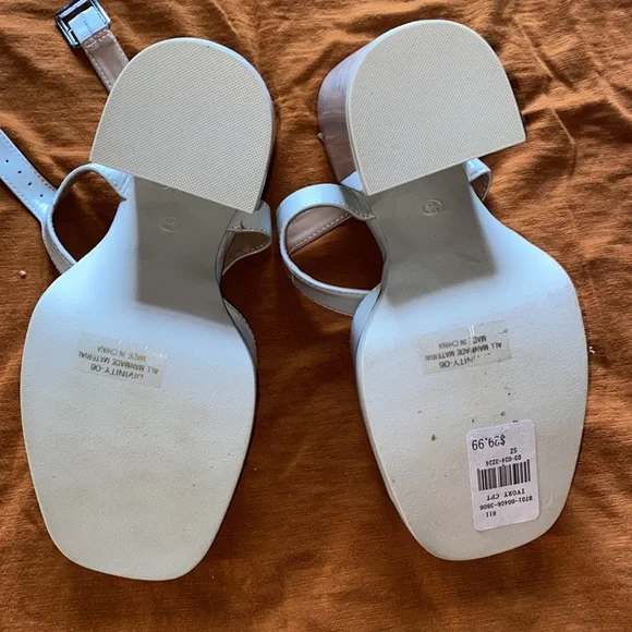 Chunky block heeled sandal - Picture 2 of 4